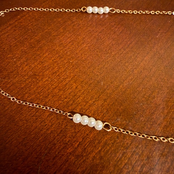Elegant Gold and Pearl Necklace - Picture 2 of 2